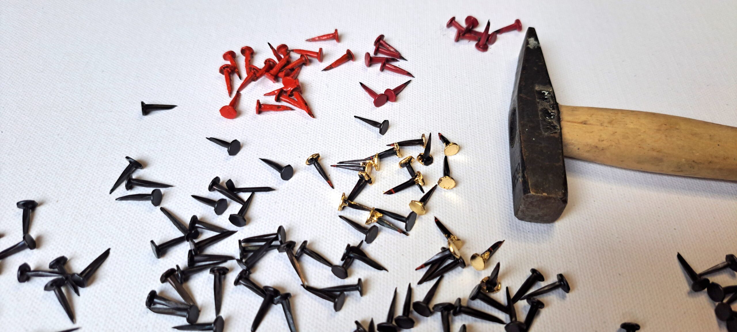 Nails and hammer Al Georg