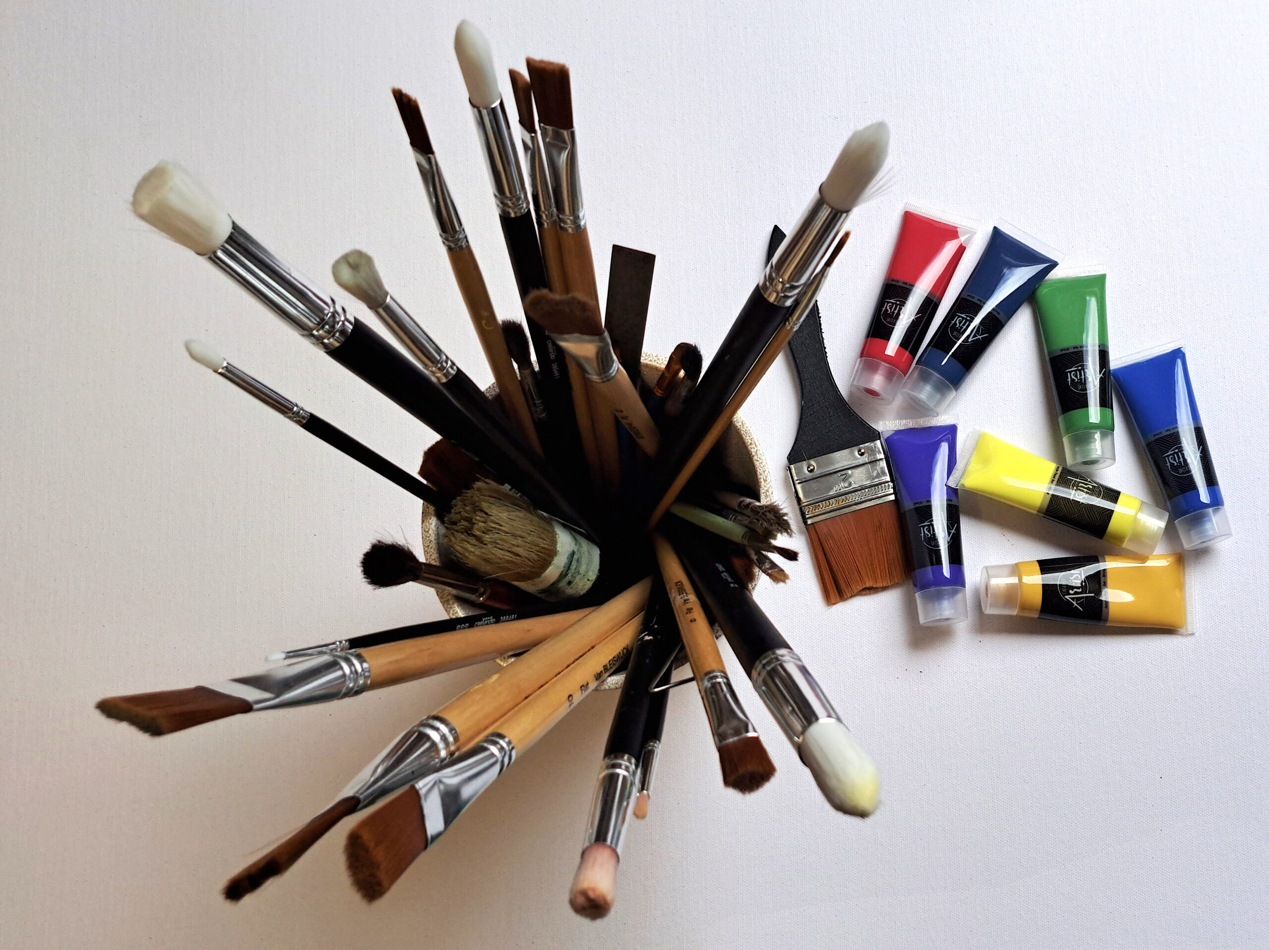 Pinceaux avec tubes acryliques sur toile Al Georg